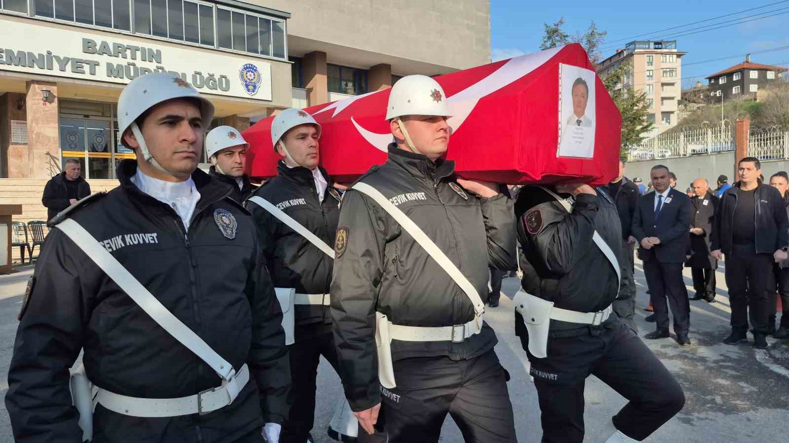 Emekliliğine 4 gün kala kazada ölen polis, son kez iş yerine getirildi
