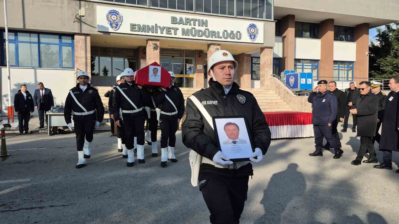 Emekliliğine 4 gün kala kazada ölen polis, son kez iş yerine getirildi
