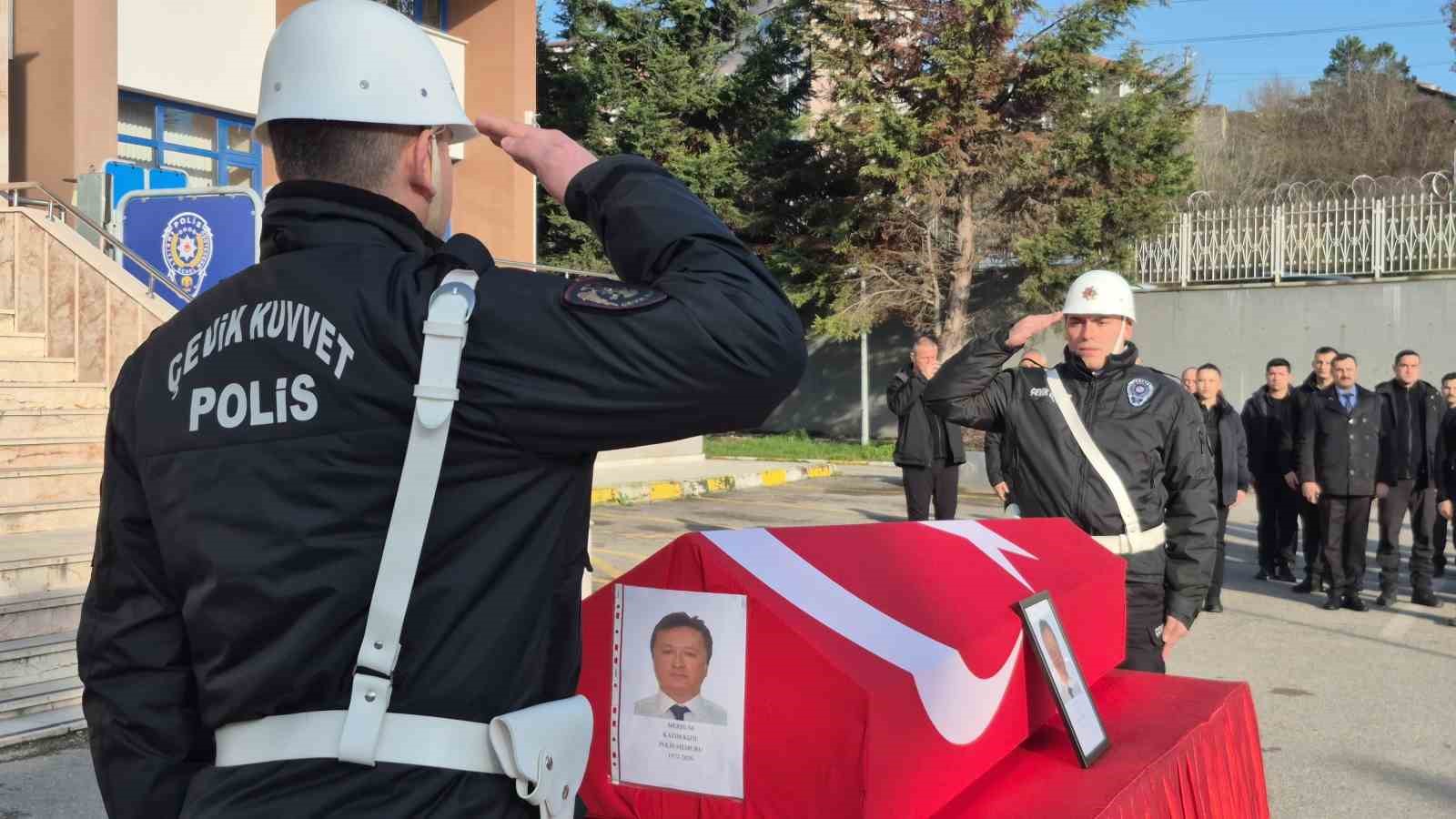 Emekliliğine 4 gün kala kazada ölen polis, son kez iş yerine getirildi
