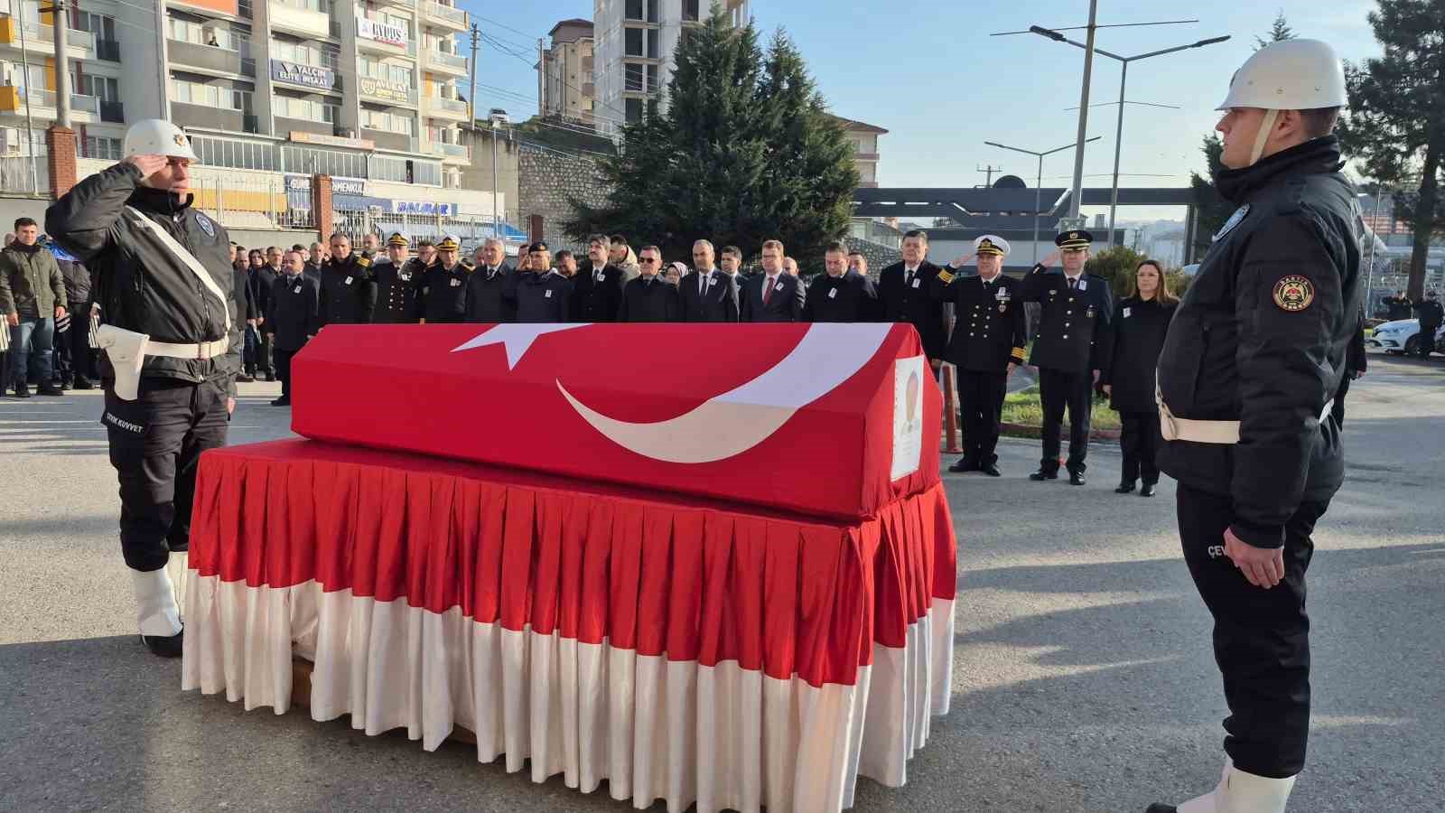 Emekliliğine 4 gün kala kazada ölen polis, son kez iş yerine getirildi

