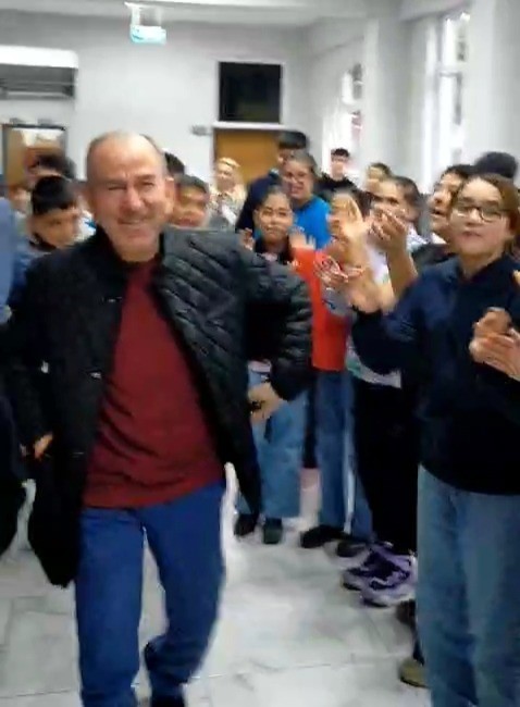 Emekliye ayrılan 42 yıllık öğretmene duygusal veda
