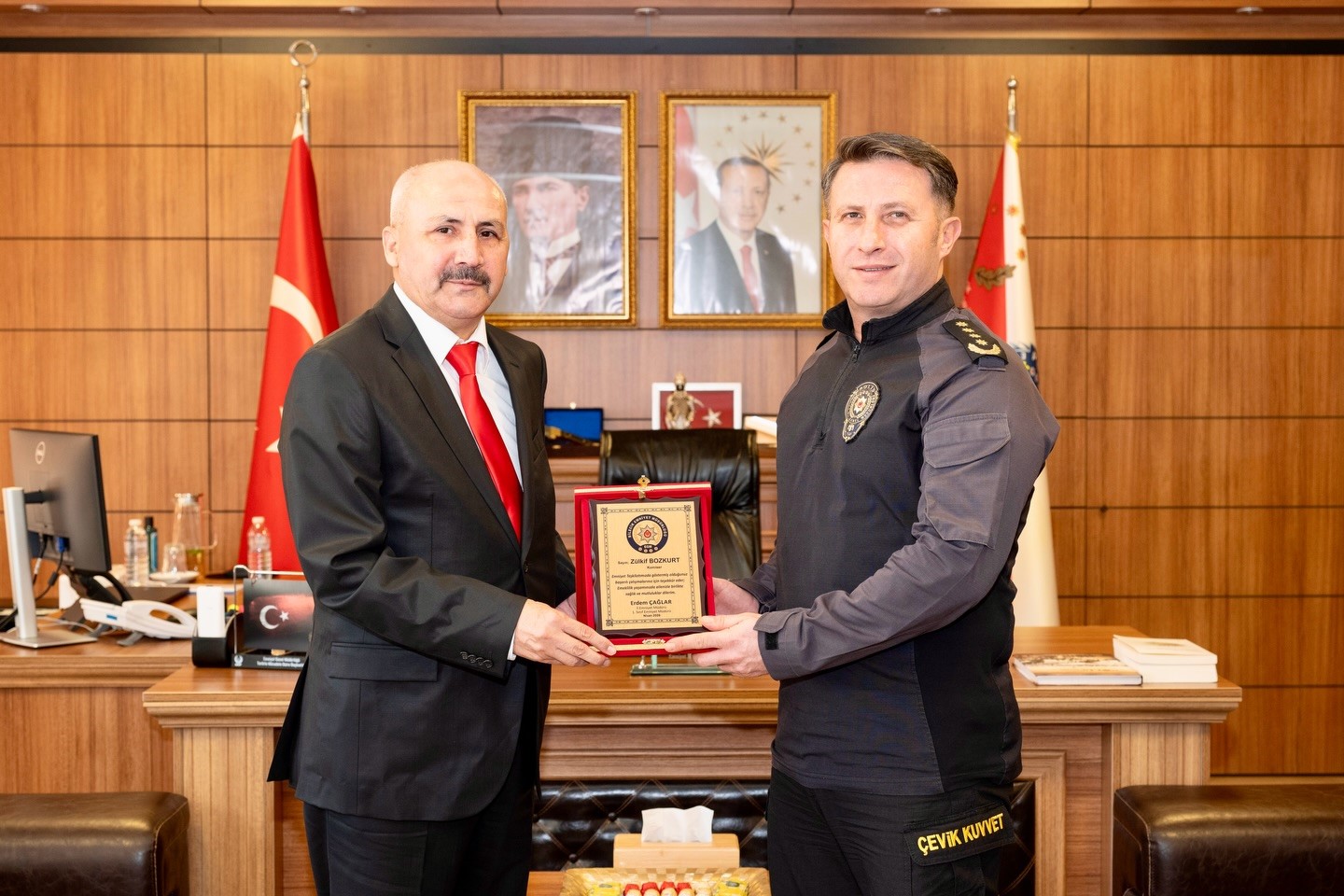 Emekliye ayrılan komisere plaket takdim edildi
