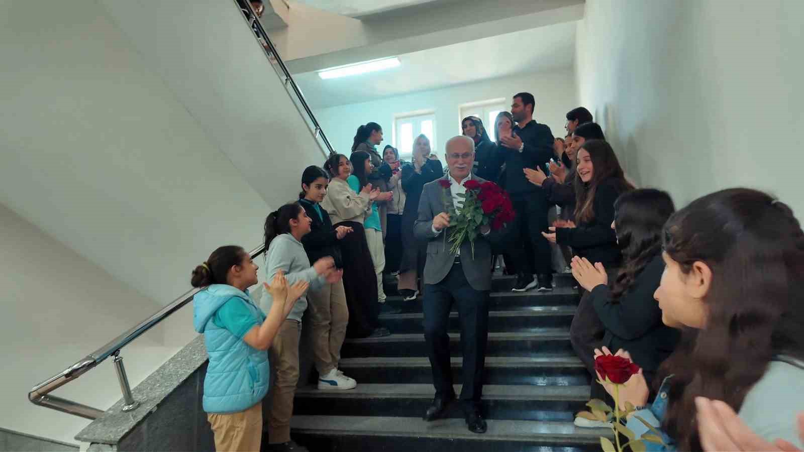 Emekliye ayrılan okul müdürüne veda
Emekliye ayrılan okul müdürüne veda