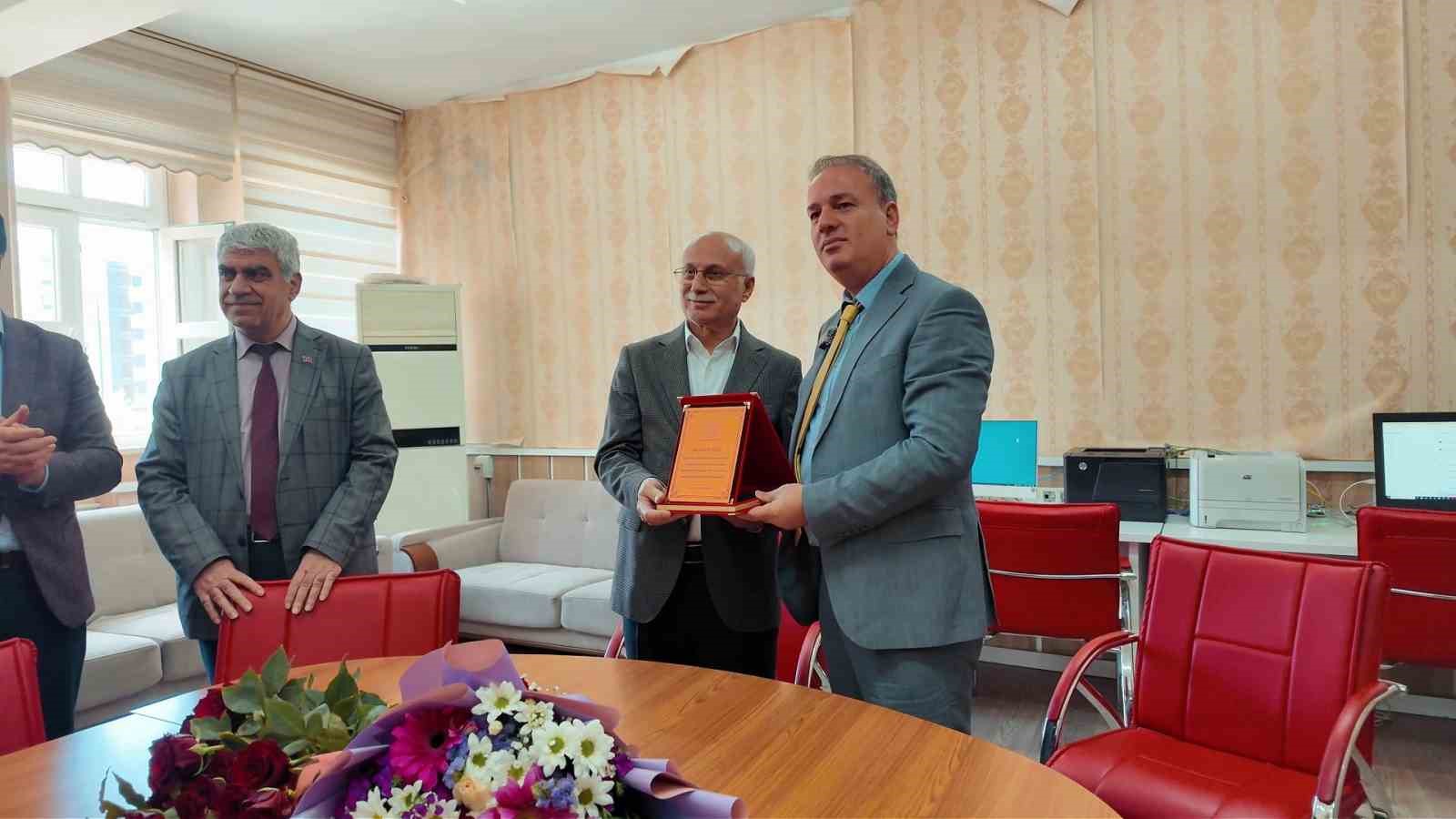 Emekliye ayrılan okul müdürüne veda
Emekliye ayrılan okul müdürüne veda