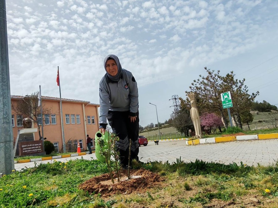 Emet MYO kampüsüne gül fidanı dikimi
