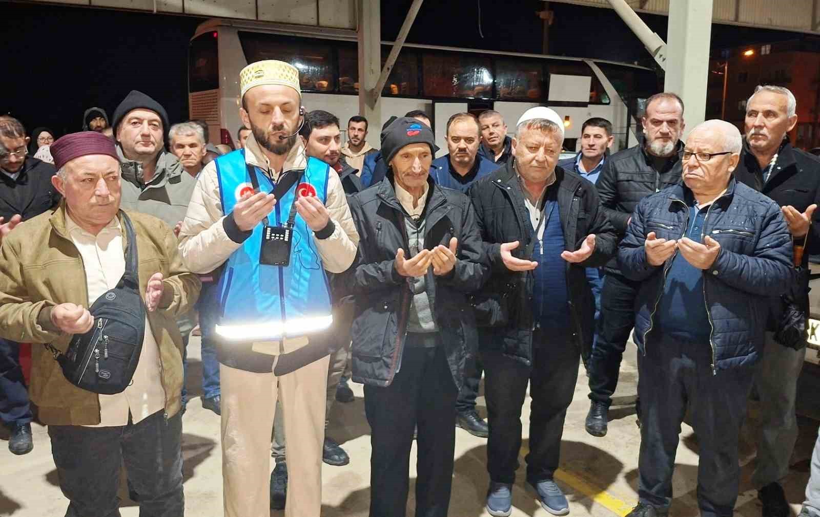 Emet ve Hisarcık’tan 29 umreci dualarla kutsal topraklara uğurlandı
