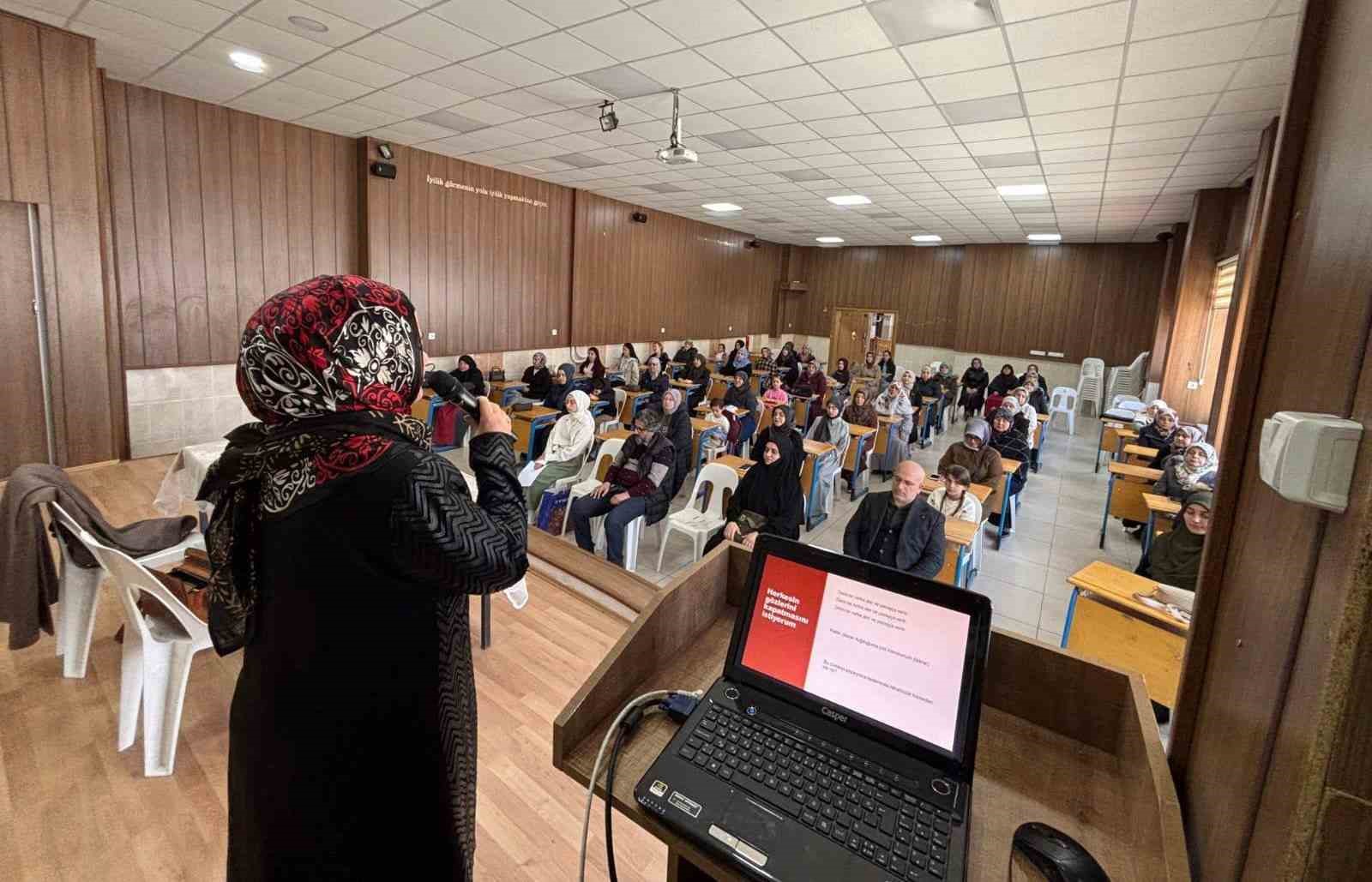 Emet’te "Bir Varoluş Meselesi Olarak Kadın Olmak" başlıklı konferans
