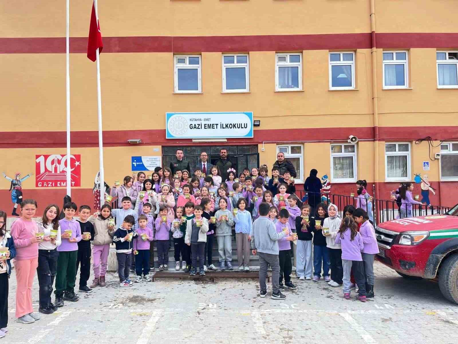 Emet’te öğrenciler karaçam tohumlarını saksılara ekti
