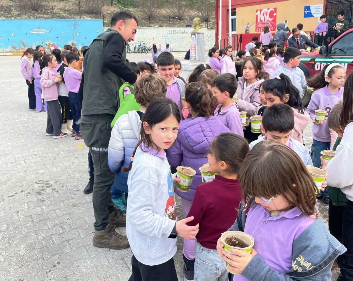 Emet’te öğrenciler karaçam tohumlarını saksılara ekti
