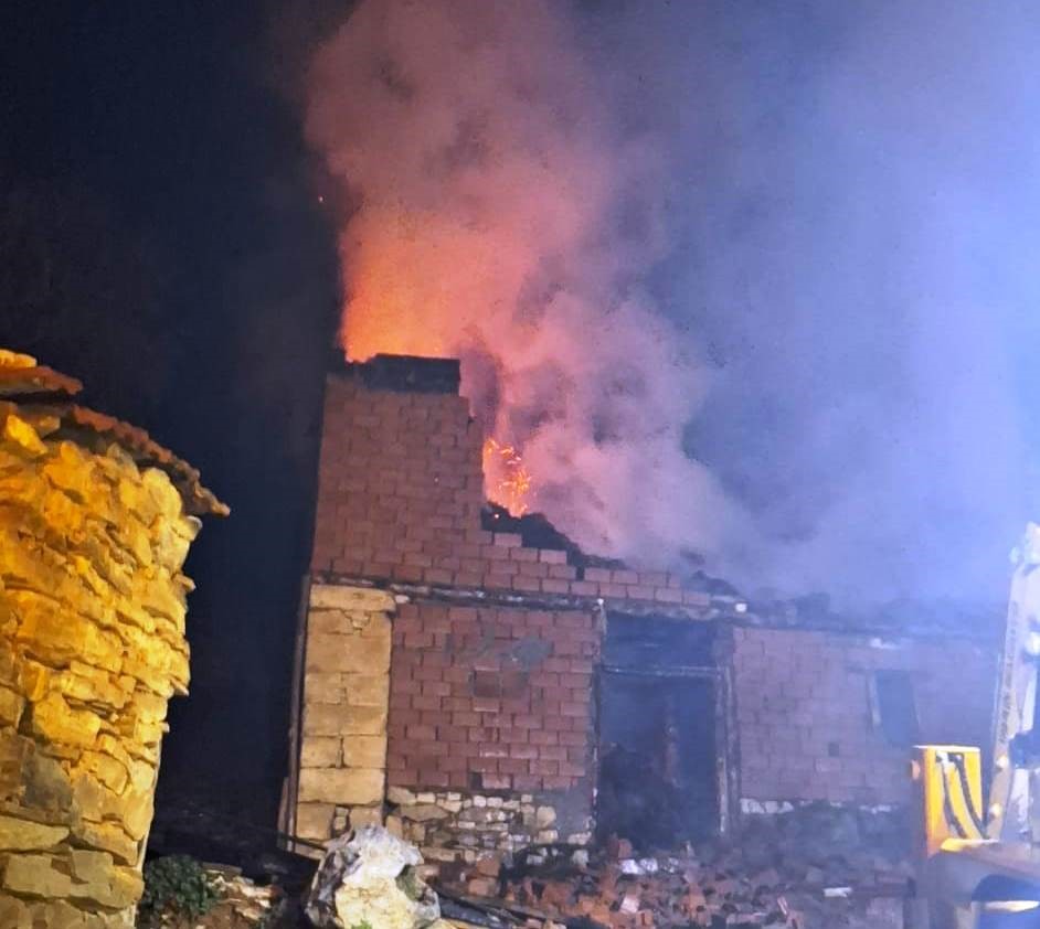 Emet’te samanlık ve ahır yangını korkuttu
