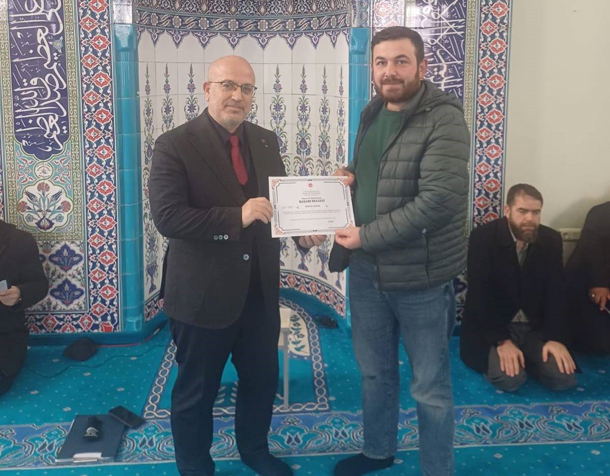 Emet’te Tashih-i Hurûf Kursunu tamamlayan din görevlilerine başarı belgesi
