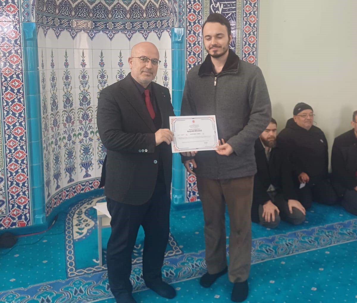 Emet’te Tashih-i Hurûf Kursunu tamamlayan din görevlilerine başarı belgesi
