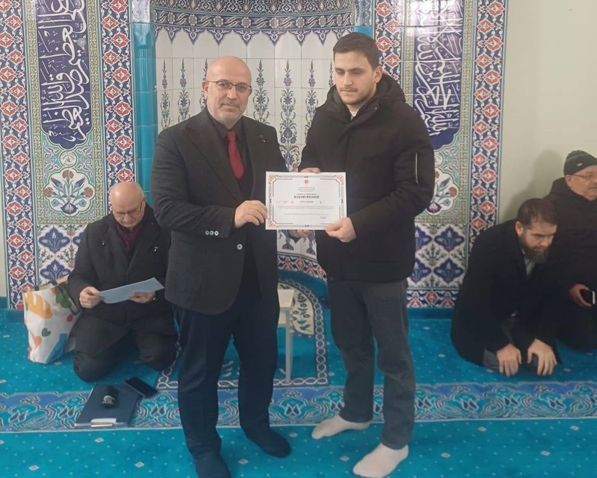 Emet’te Tashih-i Hurûf Kursunu tamamlayan din görevlilerine başarı belgesi
