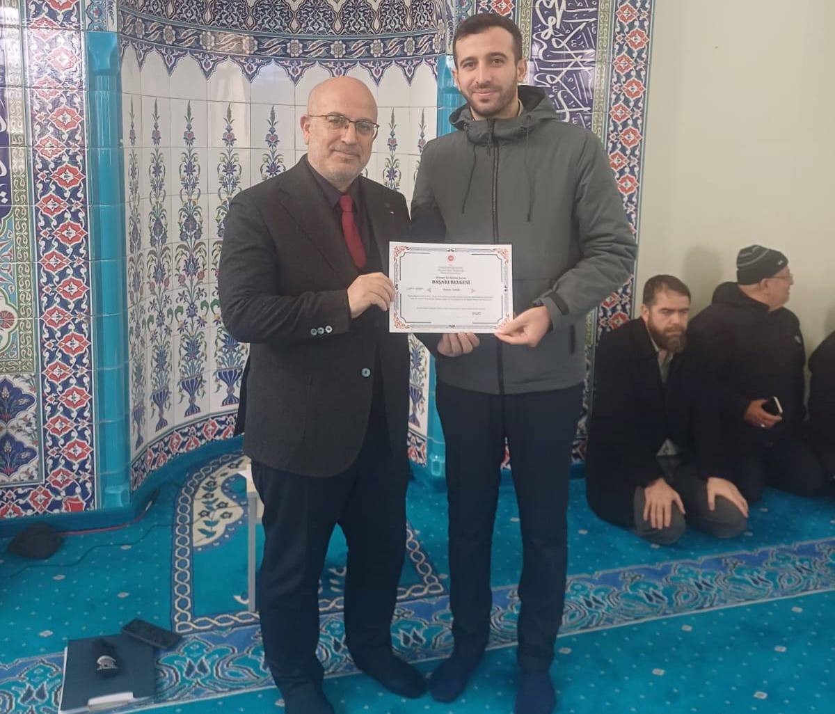 Emet’te Tashih-i Hurûf Kursunu tamamlayan din görevlilerine başarı belgesi

