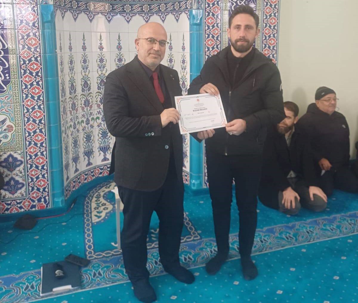 Emet’te Tashih-i Hurûf Kursunu tamamlayan din görevlilerine başarı belgesi
