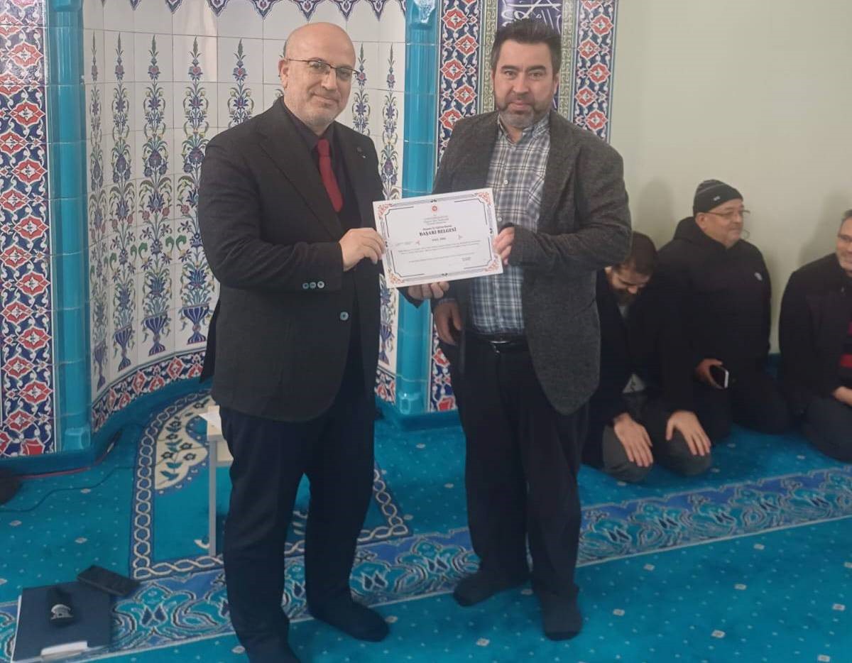 Emet’te Tashih-i Hurûf Kursunu tamamlayan din görevlilerine başarı belgesi
