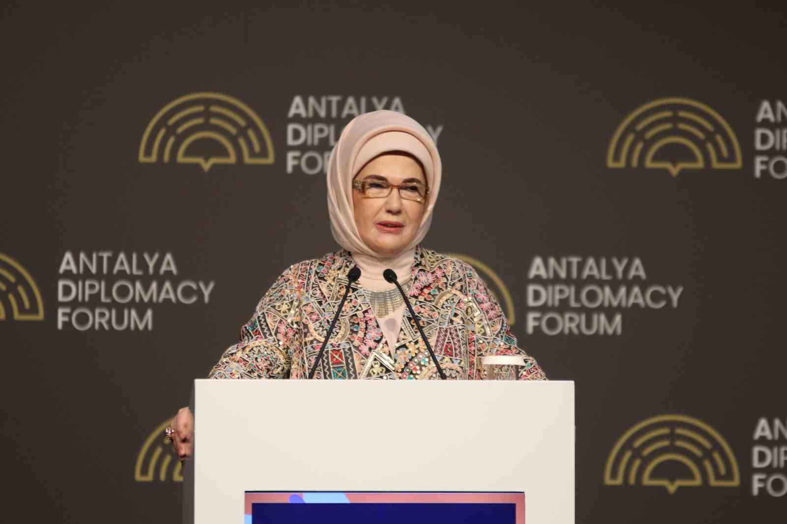 Emine Erdoğan: "Çocuklarımız için şiddeti özendiren ve sıradanlaştıran ne varsa, hangi mecrada ve ne kılıkta olursa olsun kararlılıkla mücadele etmek zorundayız"
