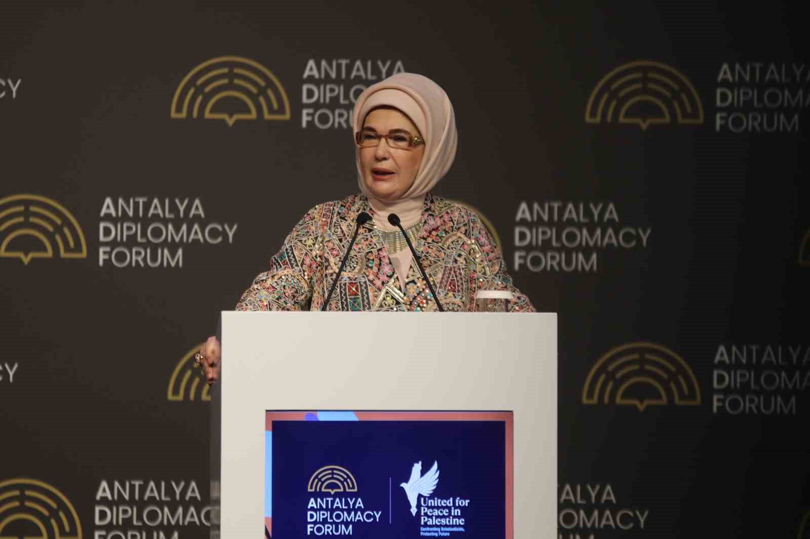 Emine Erdoğan: "Çocuklarımız için şiddeti özendiren ve sıradanlaştıran ne varsa, hangi mecrada ve ne kılıkta olursa olsun kararlılıkla mücadele etmek zorundayız"
