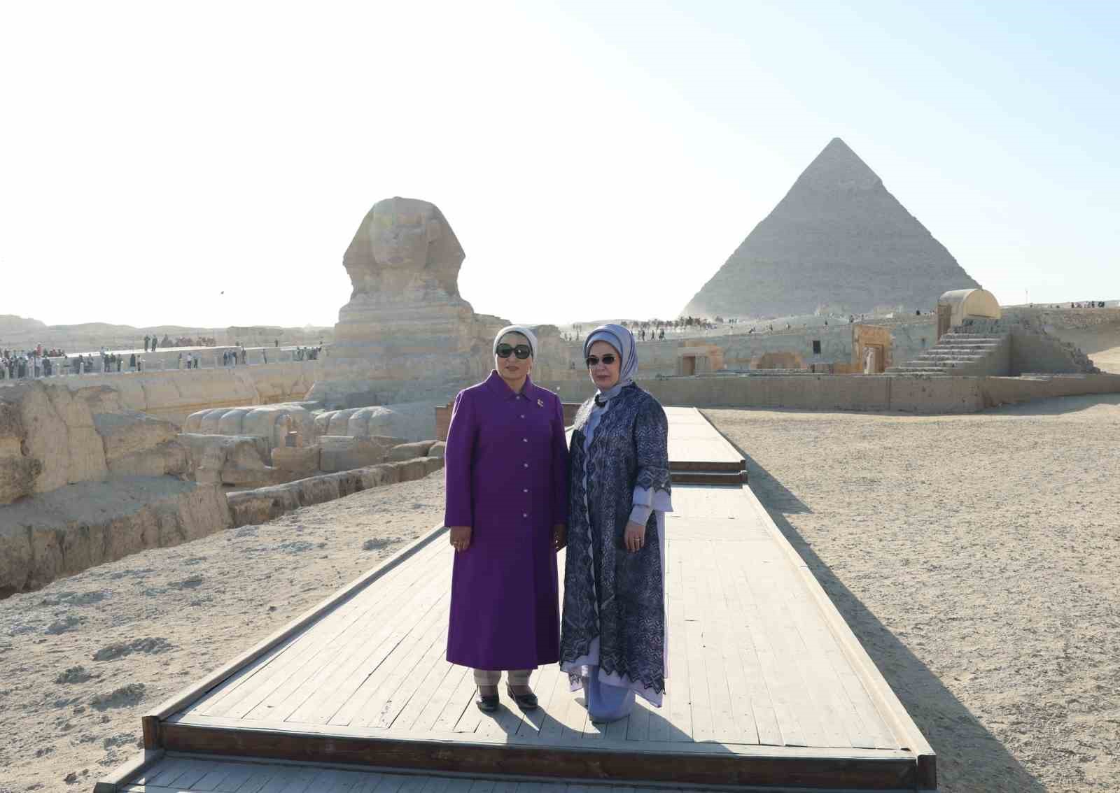 Emine Erdoğan, Mısır Cumhurbaşkanı es-Sisi’nin eşi Entissar Amer ile bir araya geldi
