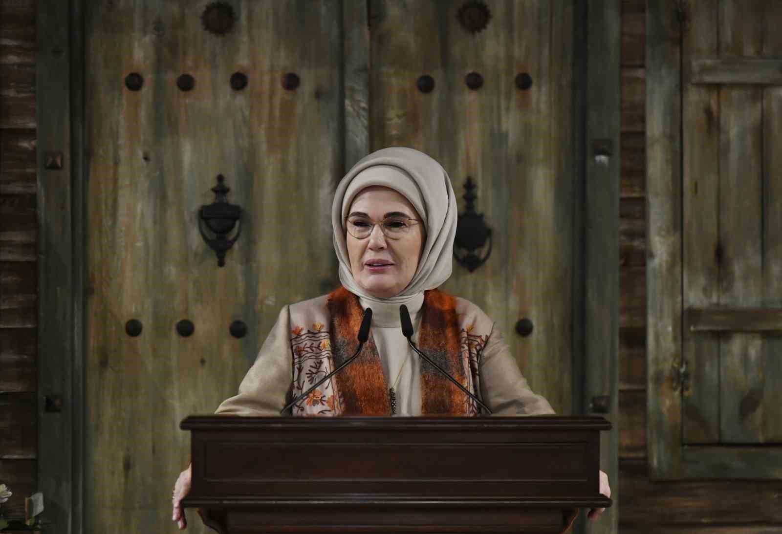Emine Erdoğan, onursal başkanı olduğu dernek ve vakıfların temsilcileriyle bir araya geldi
