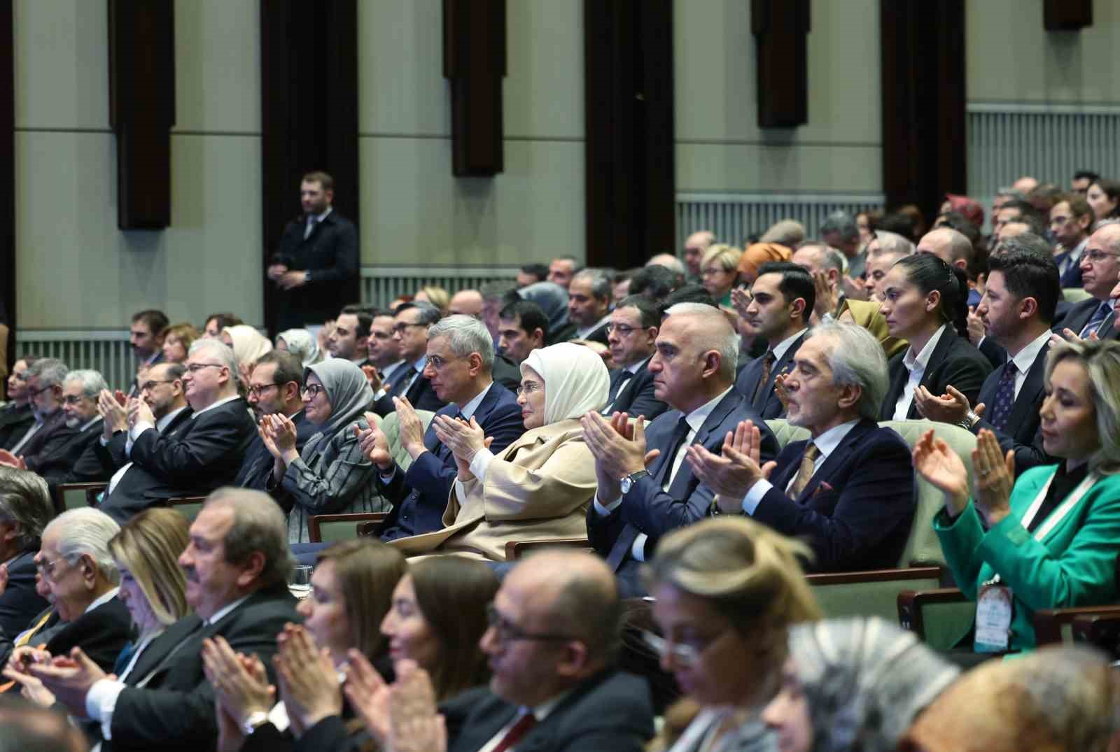 Emine Erdoğan, "Tıp ve Kültür-Sanat Sempozyumu"nda konuştu:
