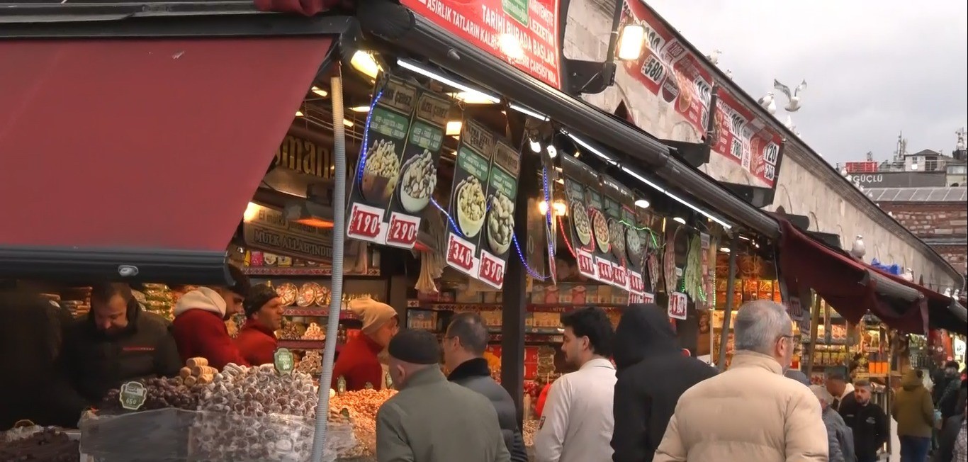 Eminönü’nde bayram alışverişi hareketliliği
