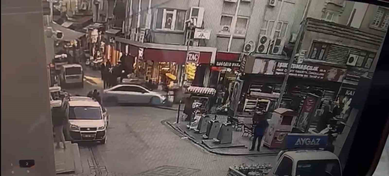 Eminönü’nde fren yerine gaza basan sürücü vatandaşların arasına daldı
Eminönü’nde fren yerine gaza basan sürücü vatandaşların arasına daldı