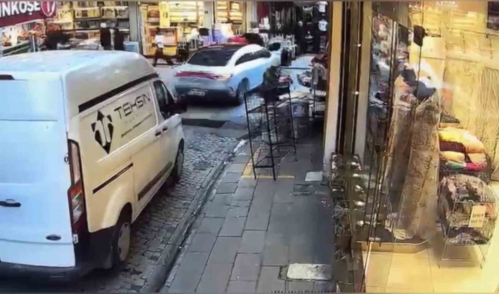 Eminönü’nde fren yerine gaza basan sürücü vatandaşların arasına daldı
Eminönü’nde fren yerine gaza basan sürücü vatandaşların arasına daldı