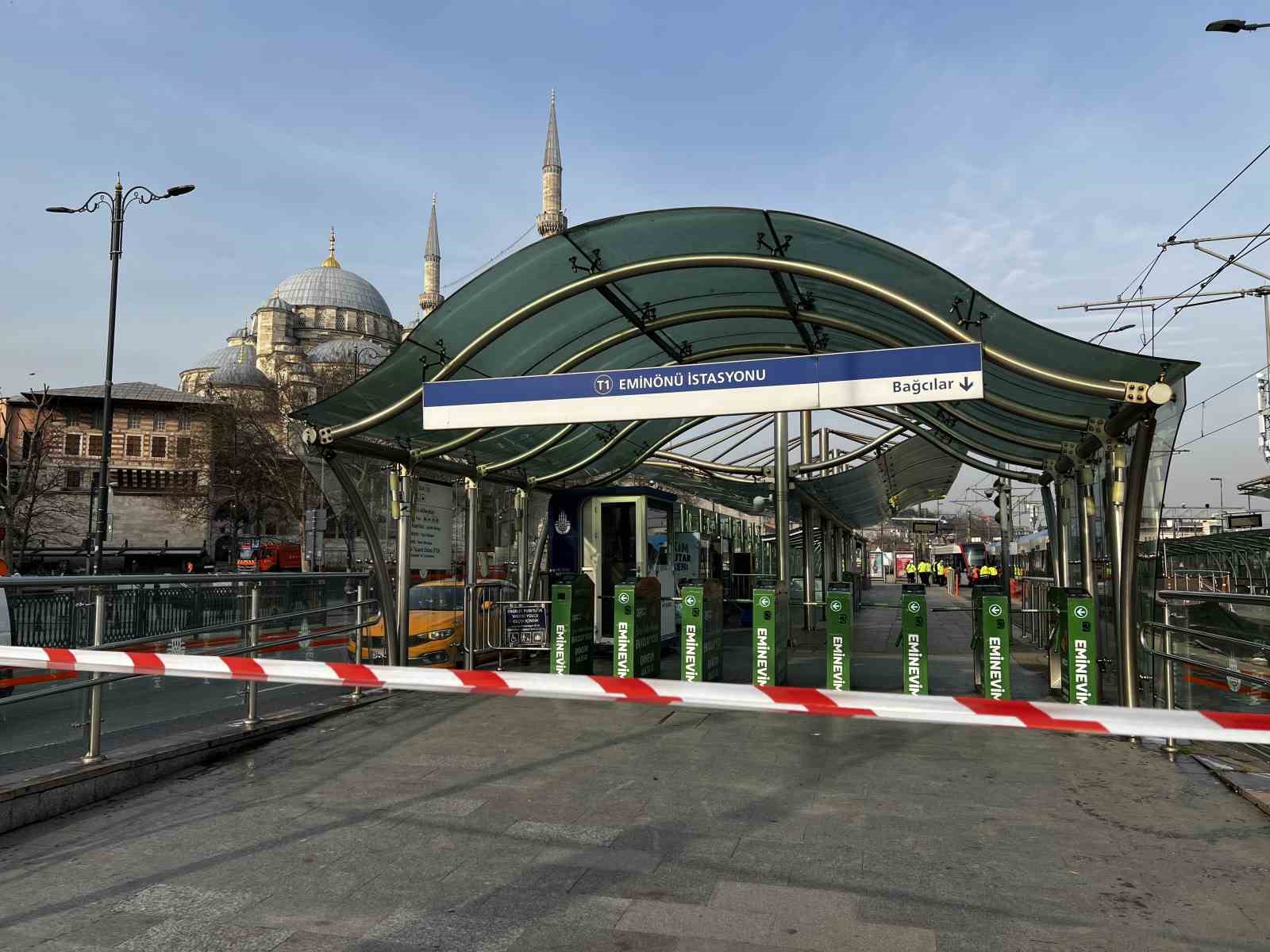 Eminönü’nde tramvay raydan çıktı
