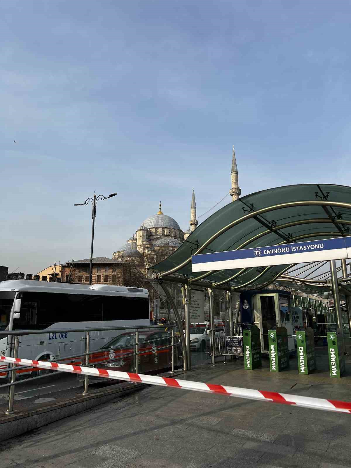 Eminönü’nde tramvay raydan çıktı
