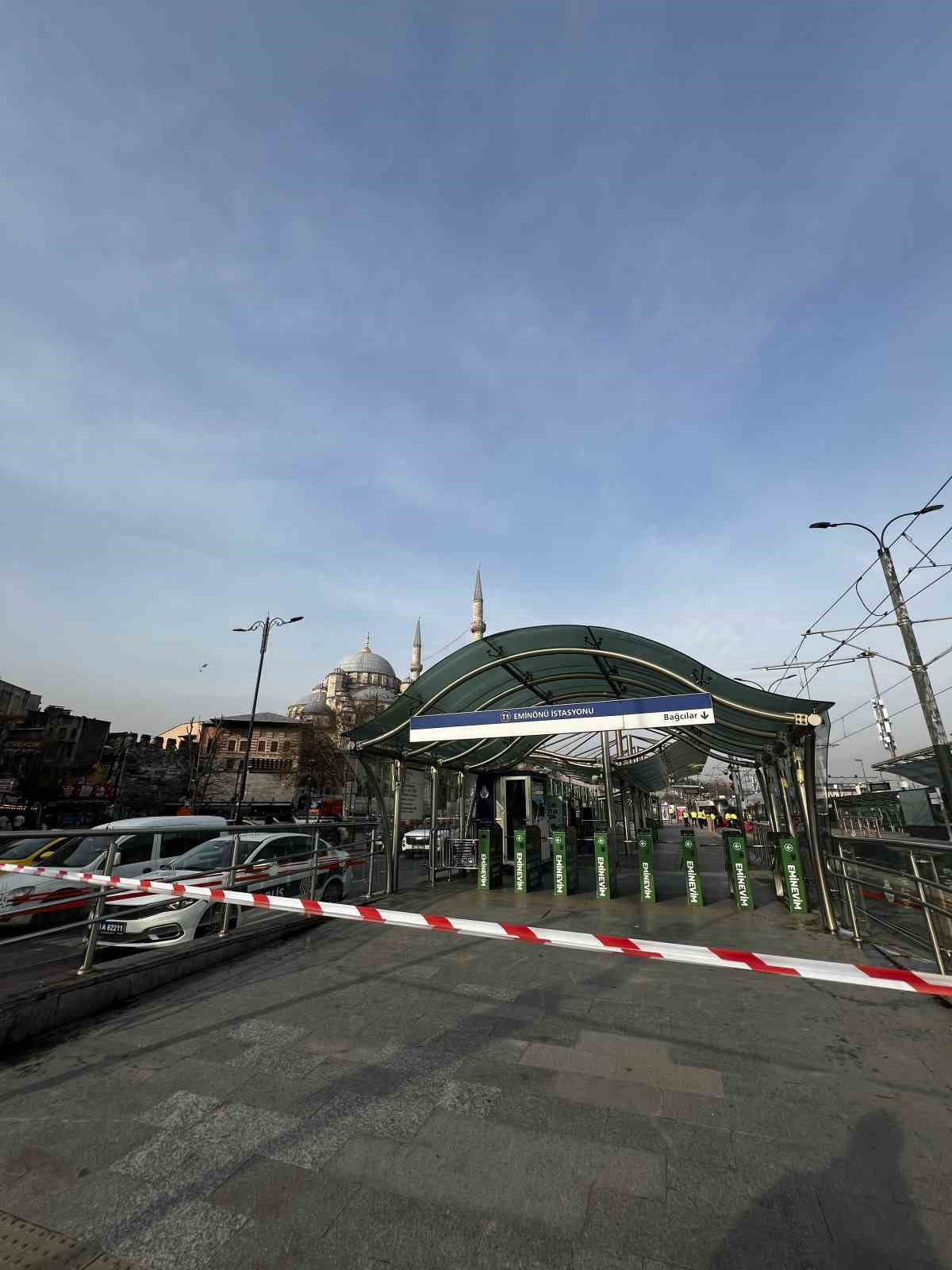 Eminönü’nde tramvay raydan çıktı
