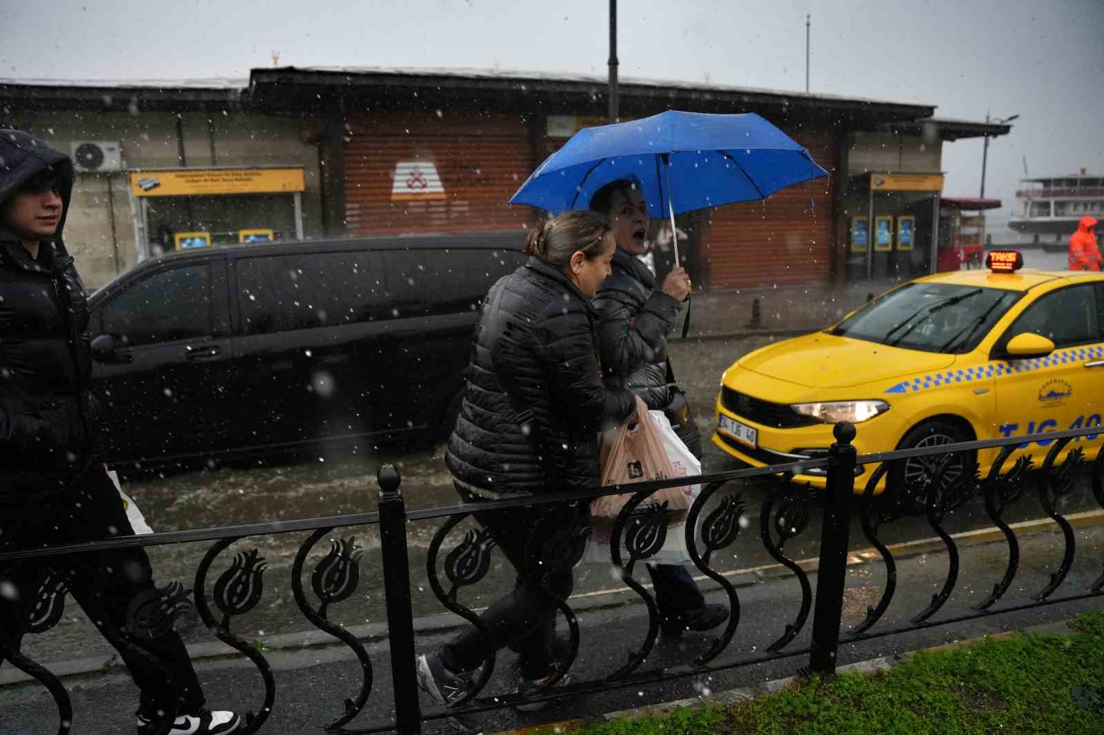 Eminönü’nü su bastı, yollar göle döndü
