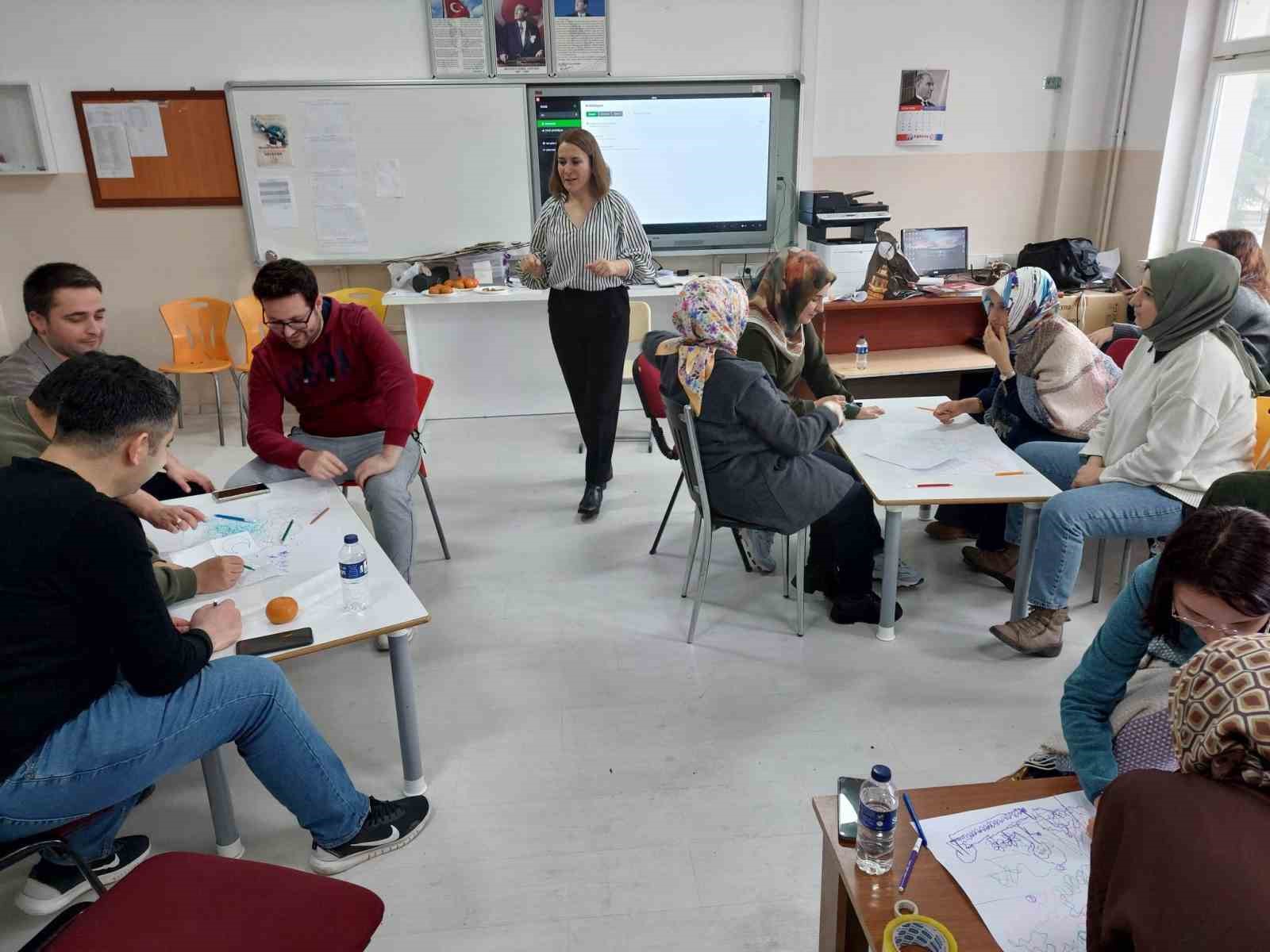 Emirdağ Öğretmen Topluluğu’nda çocuklarla felsefe eğitimi
