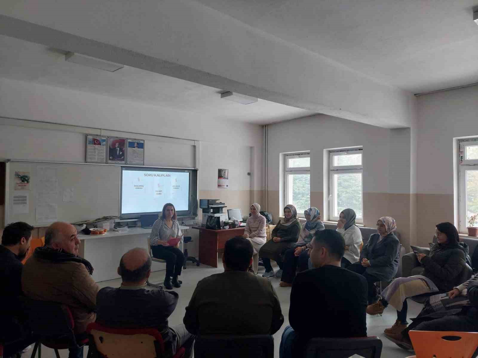 Emirdağ Öğretmen Topluluğu’nda çocuklarla felsefe eğitimi
