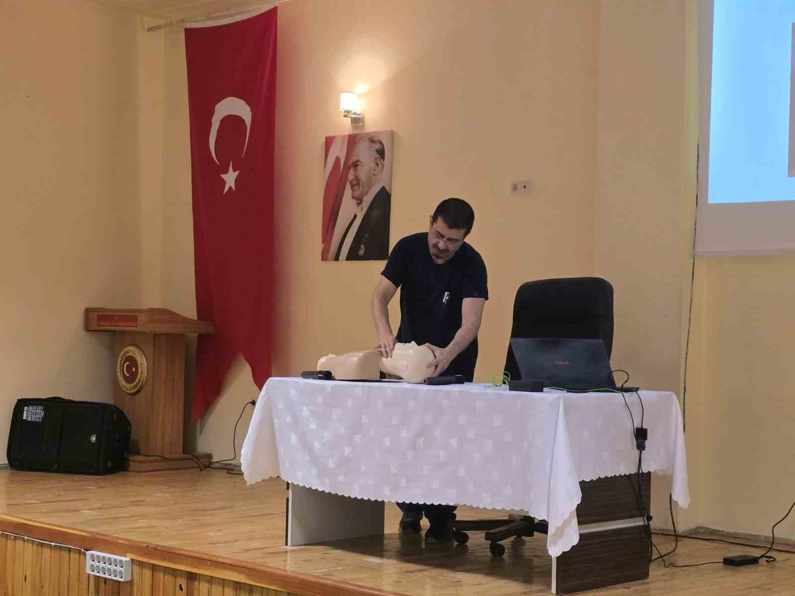 Emirdağ’da görev yapan öğretmenlere ‘Temel İlk Yardım Eğitimi’ düzenlendi
