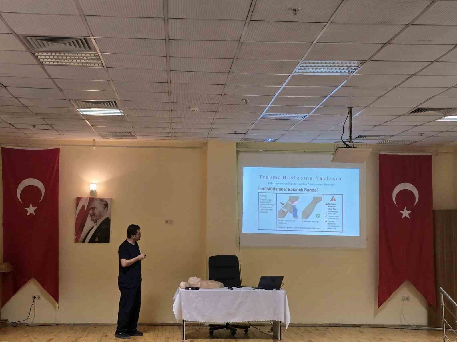 Emirdağ’da görev yapan öğretmenlere ‘Temel İlk Yardım Eğitimi’ düzenlendi
