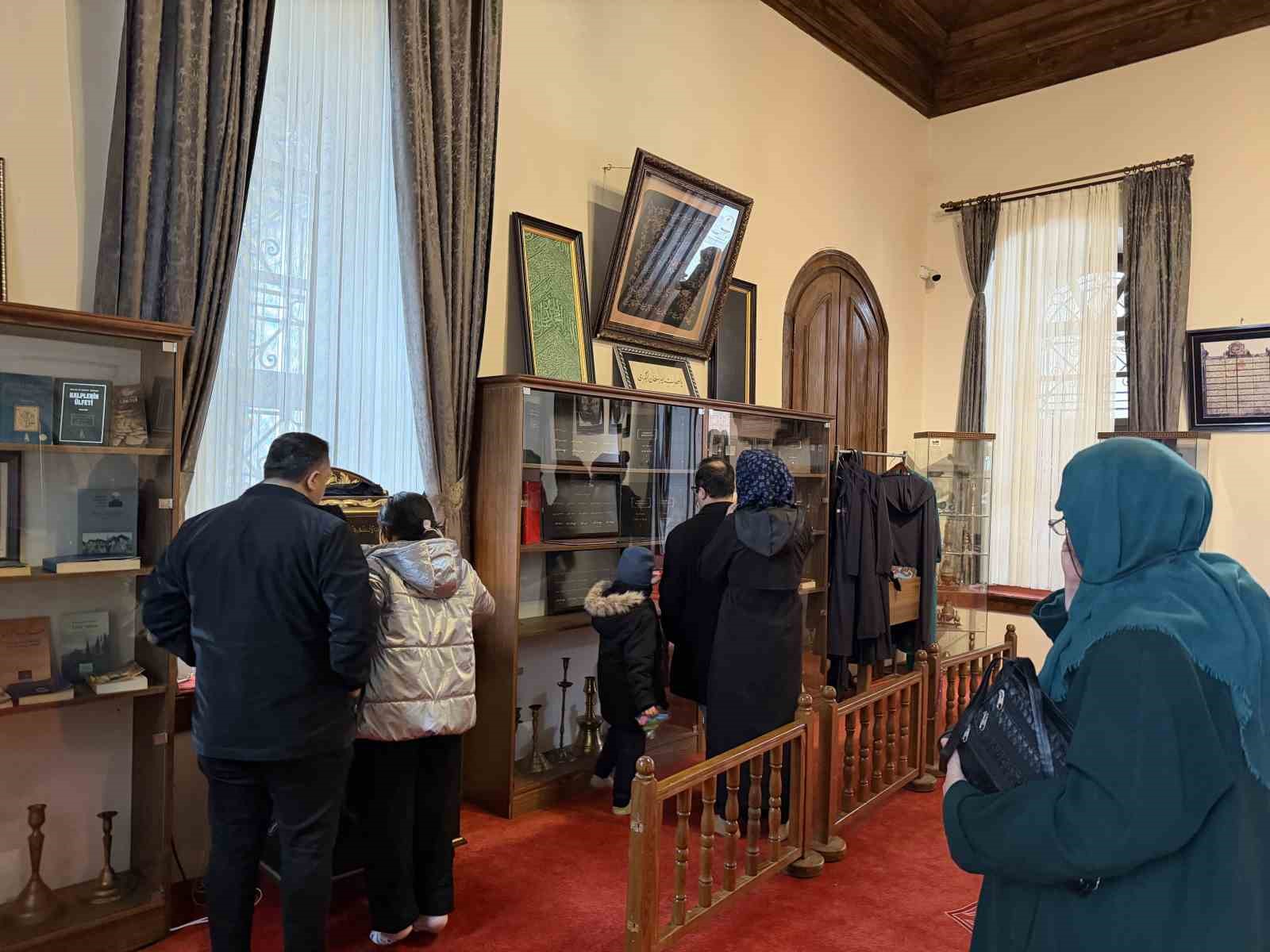 Emirsultan Türbesin’deki sakal-ı şerife ziyaretçi akını
