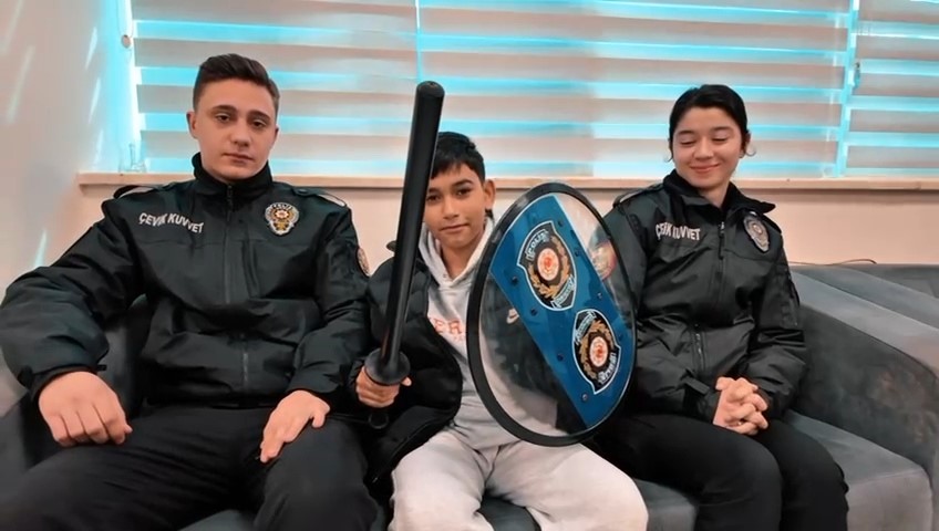 Emniyet kapılarını çocuklara açtı
