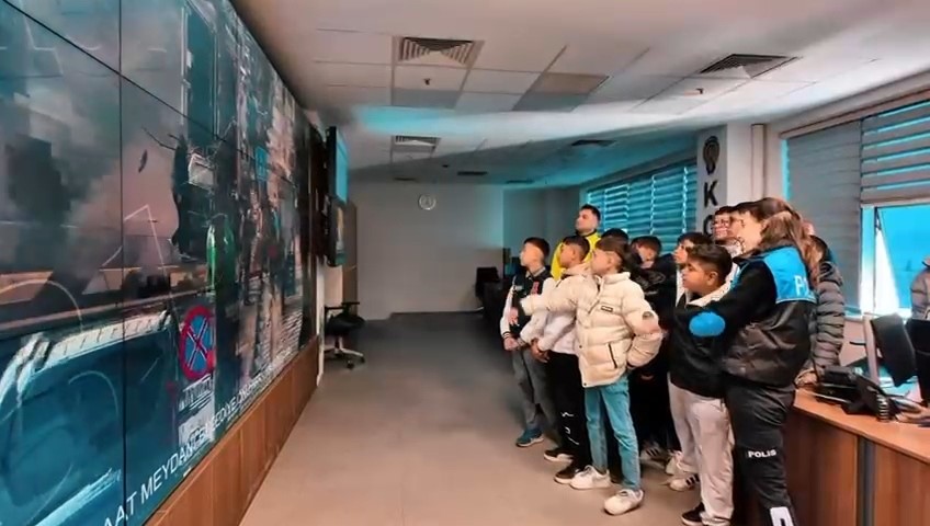 Emniyet kapılarını çocuklara açtı
