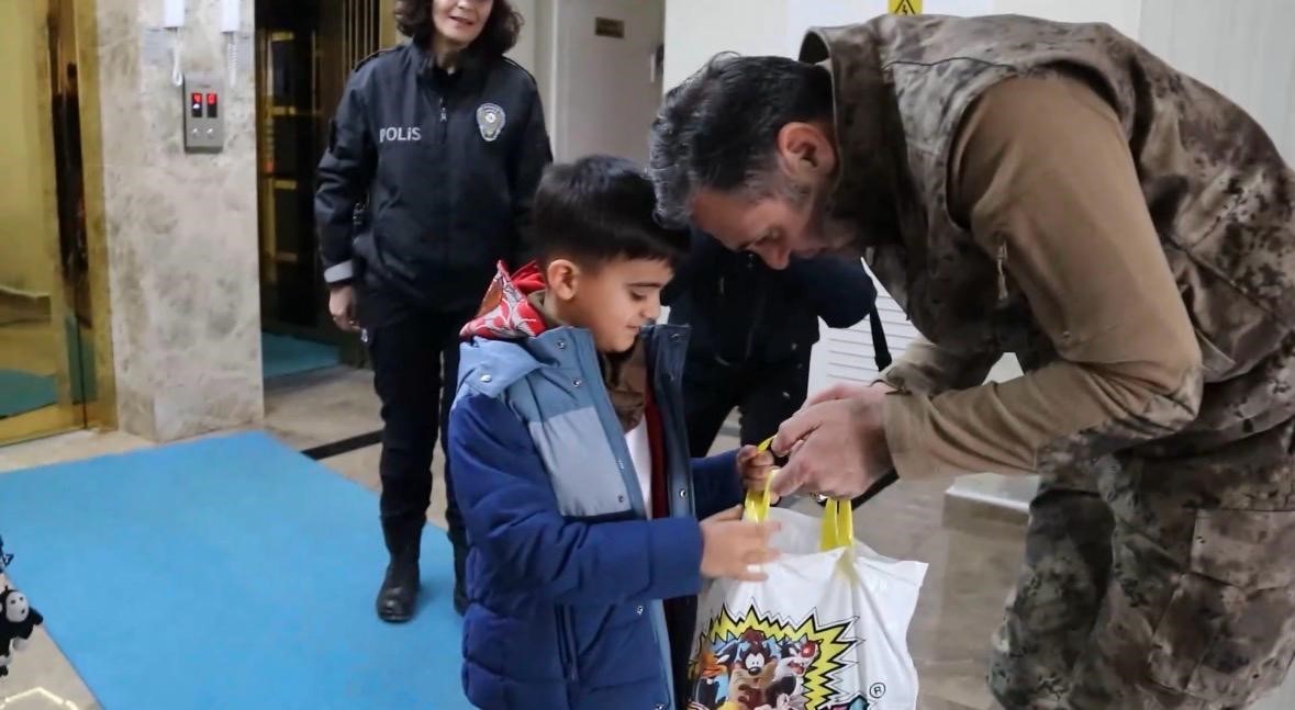 Emniyet müdüründen yürek ısıtan hareket
