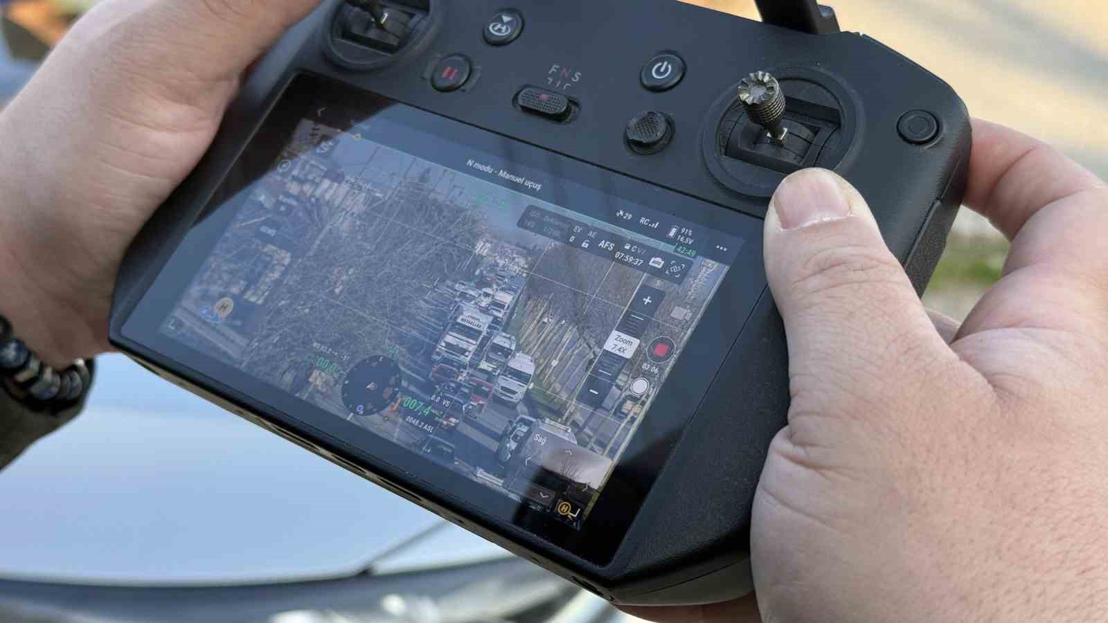 Emniyet şeridinde gidenler drona yakalandı: 10 dakikada 15 araca 300 bin lira ceza
