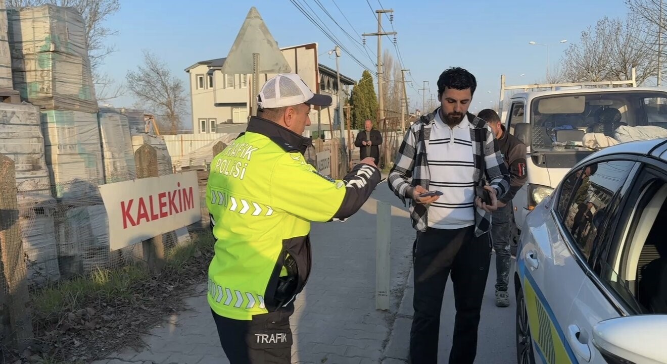 Emniyet şeridinde gidenler drona yakalandı: 10 dakikada 15 araca 300 bin lira ceza
