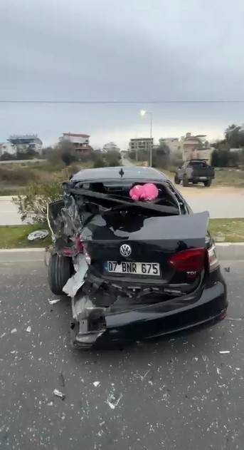 Emniyet şeridindeki araca çarptı: 2 yaralı
