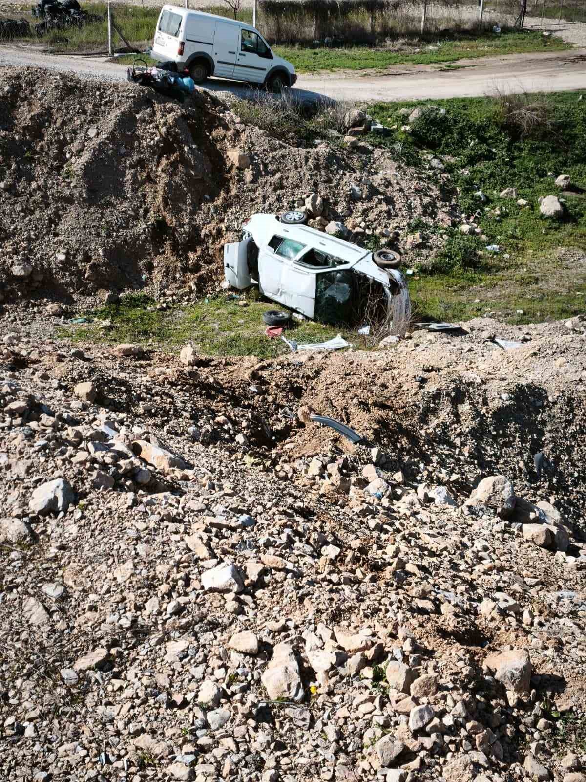 Emniyet şeridindeki kamyonete çarpan otomobil boş araziye uçtu: 4 yaralı
