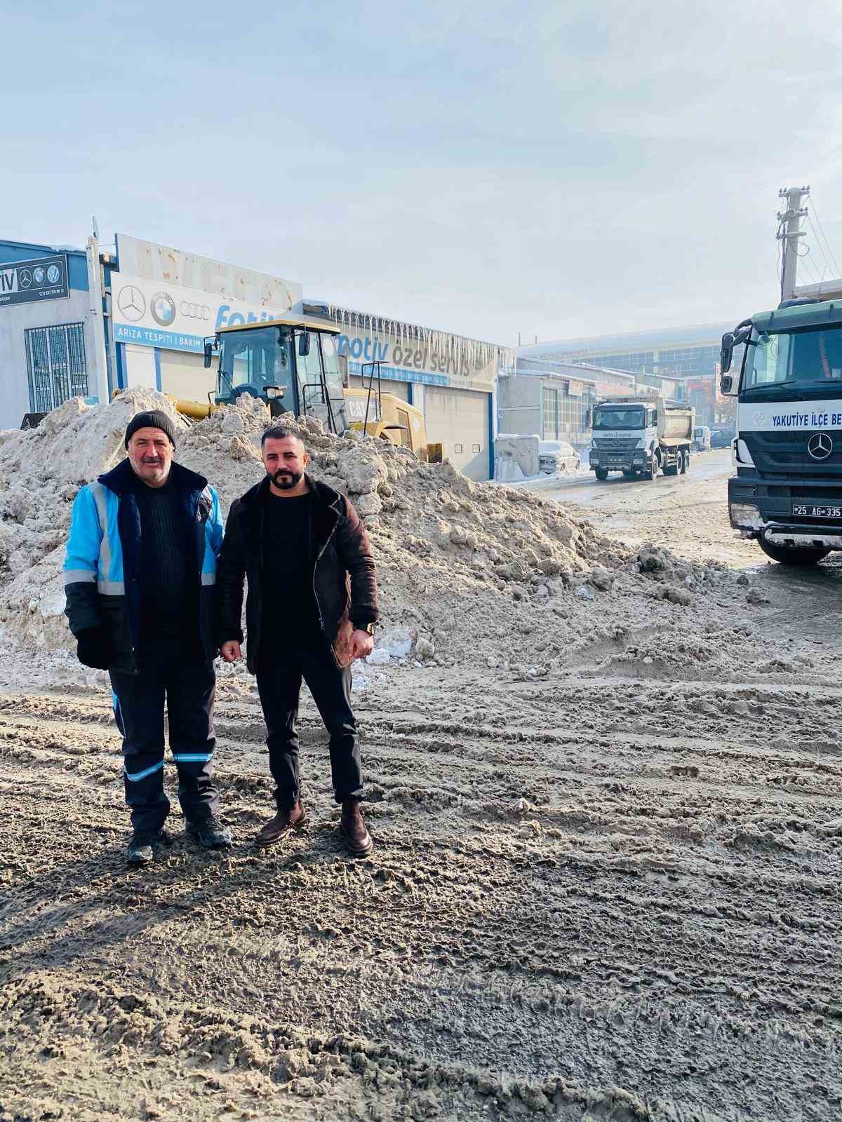 Emre Akdoğan sahada, esnaf rahatta: Sanayide kar engeli aşıldı
Emre Akdoğan sahada, esnaf rahatta: Sanayide kar engeli aşıldı