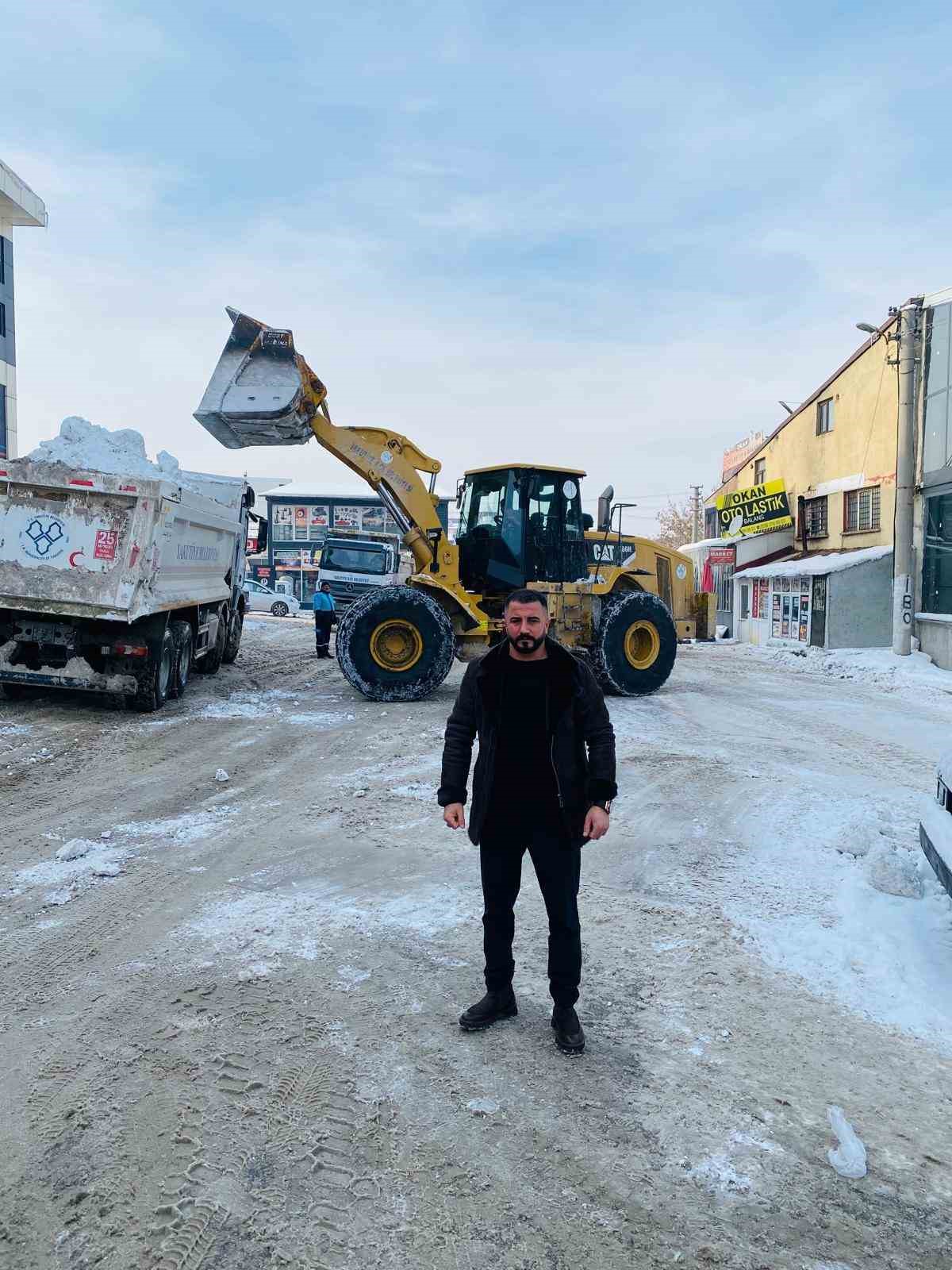 Emre Akdoğan sahada, esnaf rahatta: Sanayide kar engeli aşıldı
Emre Akdoğan sahada, esnaf rahatta: Sanayide kar engeli aşıldı