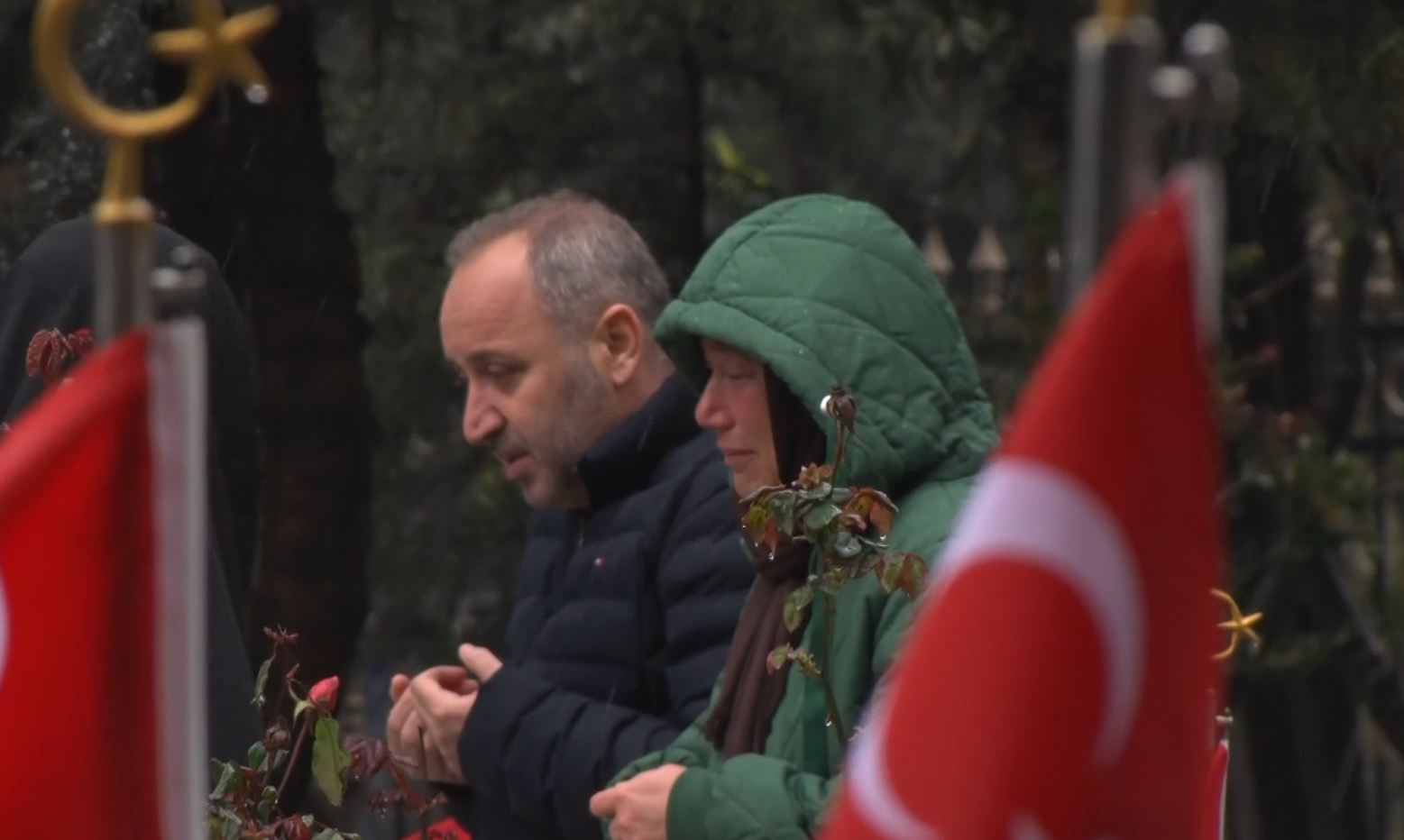 En acı bayram, Edirnekapı Şehitliği’nde gözyaşlarını tutamadı
