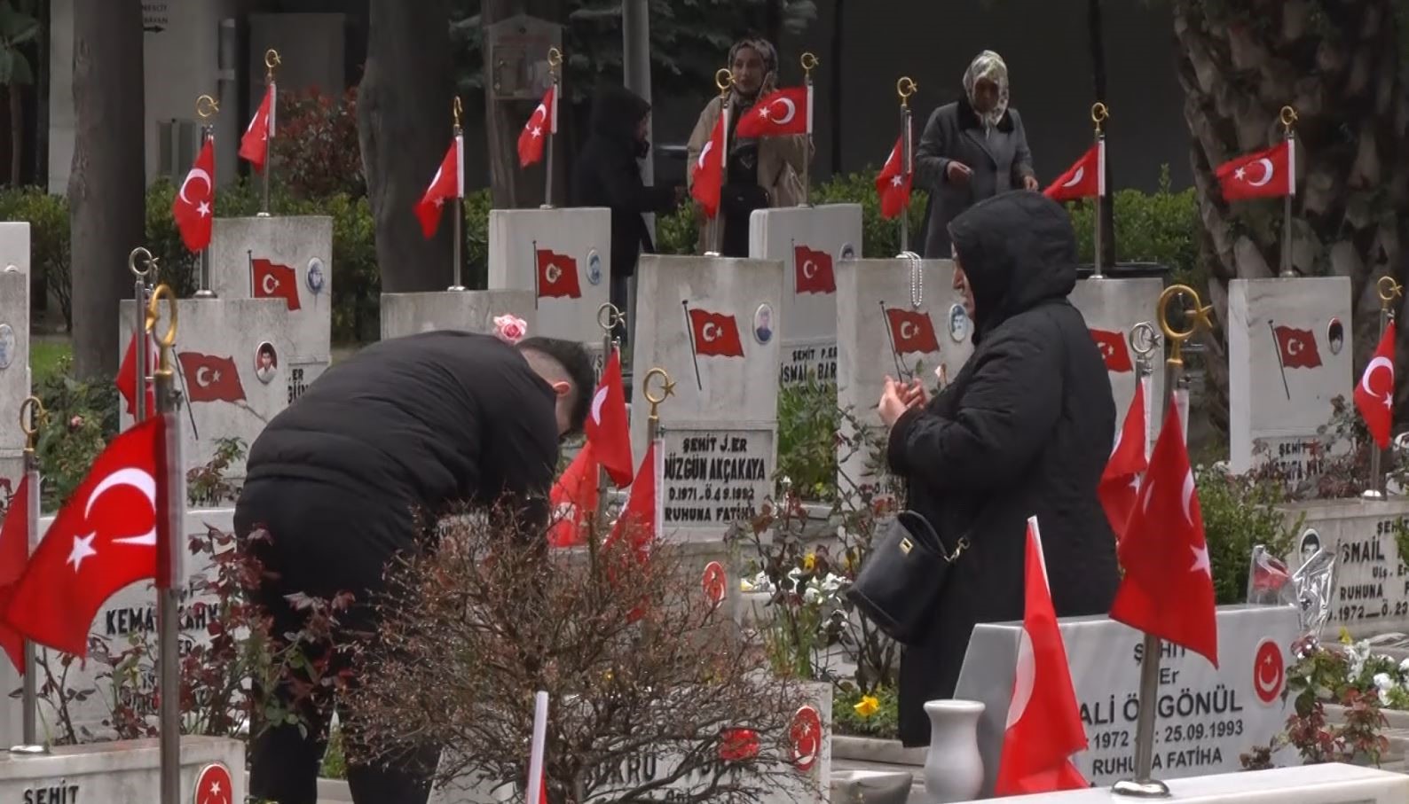 En acı bayram, Edirnekapı Şehitliği’nde gözyaşlarını tutamadı
