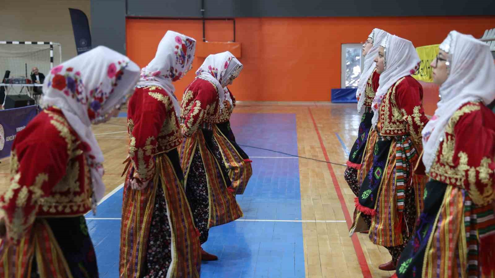 En güzel halk oyununu oynamak için ter döktüler
