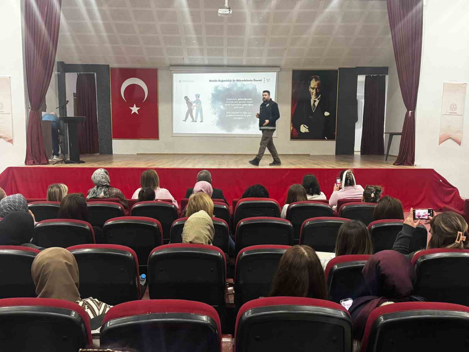 ’En İyi Narkotik Polisi Anne’ projesi kapsamında madde bağımlılığı eğitimi
